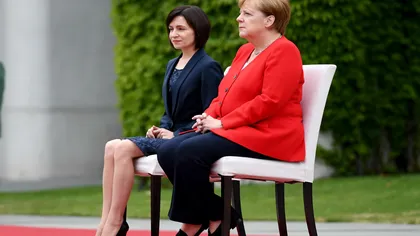 Angela Merkel a stat pe scaun ca să nu mai tremure când s-au cântat imnurile naţionale la Berlin