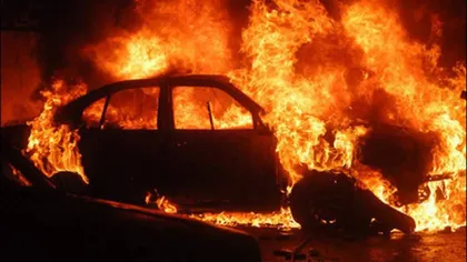 Anchetă la Iaşi după ce maşina unui poliţist care a fost ameninţat a ars într-o parcare