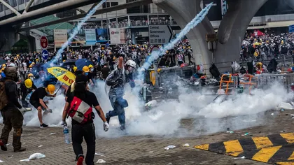 Manifestaţii de amploare. Poliţia din Hong Kong a reluat controlul asupra Consiliul Legislativ VIDEO UPDATE