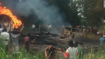 Tragedie în Nigeria. Un rezervor cu petrol s-a răsturnat şi a explodat. Sunt cel puţin 50 de morţi şi 101 de răniţi