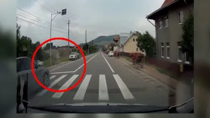 Imagini ŞOCANTE surprinse pe o şosea din România. Doi copii, la un pas de a fi spulberaţi pe trecerea de pietoni VIDEO