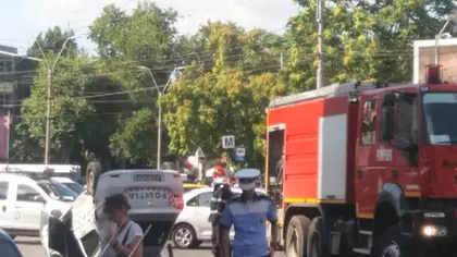 O maşină de poliţie care se deplasa la o intervenţie s-a răsturnat într-o intersecţie din Capitală FOTO