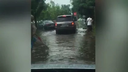 Inundaţii în Bucureşti. Ploaia torenţială a blocat traficul pe mai multe străzi