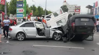 Accident CUMPLIT în Capitală. Două autoturisme s-au ciocnit: Un pieton în stare gravă, alte patru persoane au fost rănite