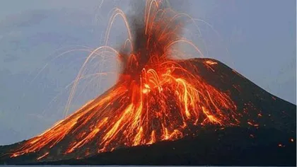 Un vulcan de pe insula italiană Stromboli, a erupt, formând nori de cenuşă. Un turist a murit lovit de o piatră
