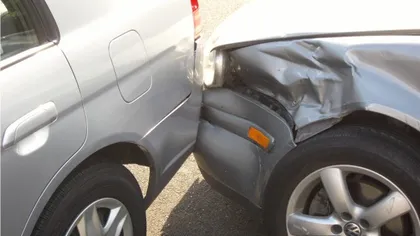 O şoferiţă de 80 de ani a provocat un accident în lanţ în Reghin. Incredibil ce a făcut bătrâna înainte de a se urca la volan