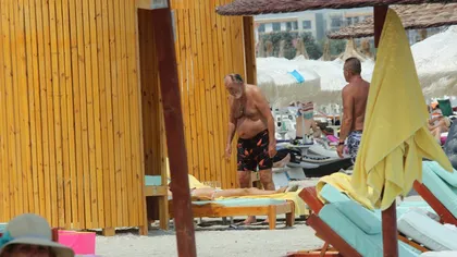 Ion Ţiriac, surprins la plajă în compania unei brunete super sexy FOTO