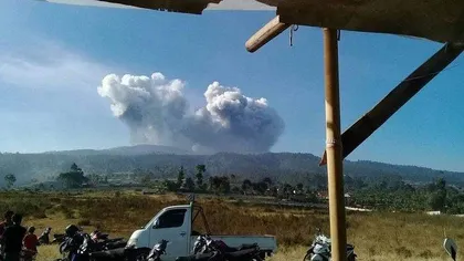 Erupţie vulcanică în Indonezia. Coloana de cenuşă s-a ridicat la aproximativ 200 de metri în atmosferă
