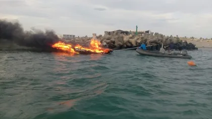 O ambarcaţiune a luat foc la intrarea în Portul Eforie. Proprietarul a sărit în apă