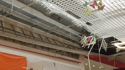 Incident la un supermarket din Prahova: mai multe bucăţi de tavan au căzut peste o familie aflată la cumpărături FOTO