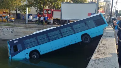 Primele imagini cu momentul în care autobuzul STB a căzut în Dâmboviţa VIDEO