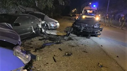 Şoferul unui BMW a lovit 3 maşini parcate după o urmărire ca în filme cu poliţia