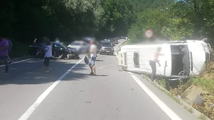 Accident cu 21 de victime în Vâlcea. Plan roşu de intervenţie după coliziunea dintre un microbuz şi un autoturism