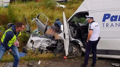 Accident în Bihor: O dubă a făcut praf un autoturism. O persoană a murit şi două sunt în comă