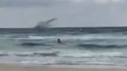 Un avion militar s-a prăbuşit în apele mării. Pilotul a murit