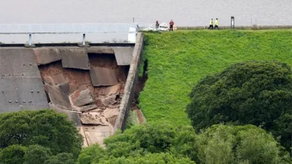 Mii de persoane au fost evacuate de urgenţă în apropiere de Manchester. Un baraj a fost avariat