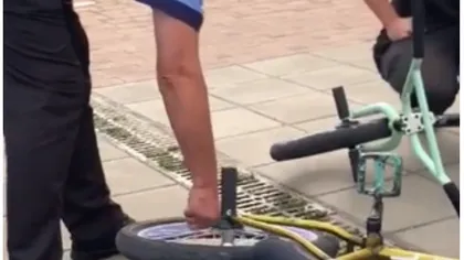 Scandalos! Poliţişti locali anchetaţi după ce au dezumflat roţile bicicletelor unor copii care făceau acrobaţii VIDEO