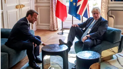 Boris Johnson şi-a urcat piciorul pe masă în timpul vizitei la Palatul Elysee