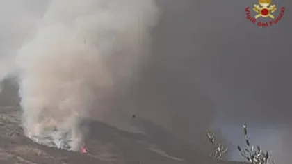 Erupţie vulcanică pe o insulă din Italia urmată de incendii de vegetaţie