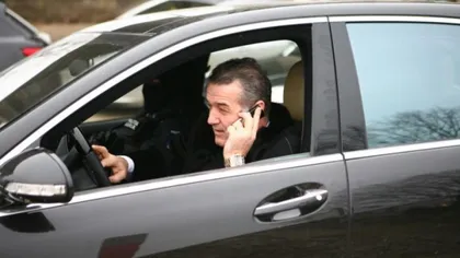 Gigi Becali, oprit de poliţie în trafic în timp ce vorbea la telefon în direct la TV. Ce i-a spus agentului de la Rutieră