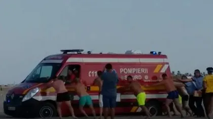 Un bărbat s-a înecat în Marea Neagră. Ambulanţa care l-a preluat a rămas înţepenită în nisip
