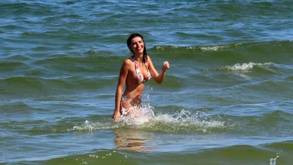 Miss România, show fierbinte, la plajă. Ioana Filimon, în ipostaze interzise minorilor şi cardiacilor VIDEO