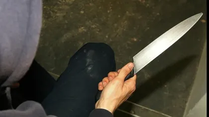 Un tânăr german care avea un cuţit de 28 de centimetri, imobilizat de un poliţist în timpul liber, într-un centru comercial din Craiova