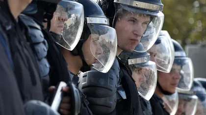 Anchetă la poliţia din Moscova: un ofiţer a fost filmat lovind o tânără reţinută