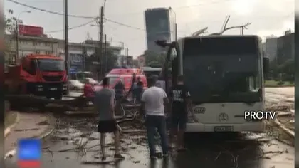 Furtuna a făcut dezastru duminică în Capitală. Un copac s-a prăbuşit peste un autobuz aflat în trafic
