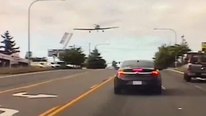 Un avion cu probleme a aterizat de urgenţă pe autostradă, totul a fost filmat. Mai mulţi soferi erau să facă infarct VIDEO