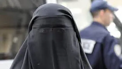 Olanda a impus interdicţia portului burqa musulman după 14 ani de discuţii