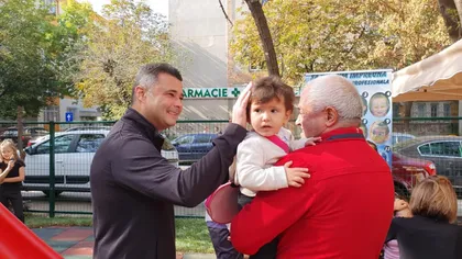Primarul Daniel Florea, în mijlocul locuitorilor: Este o bucurie să putem oferi micuţilor un loc în care să se joace în siguranţă