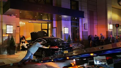 O maşină a intrat în holul unui hotel al preşedintelui Donald Trump. Mai multe persoane au fost rănite
