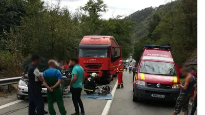Accident grav pe Valea Oltului. Maşină cu cinci pasageri, printre care şi un copil, făcută praf de un TIR