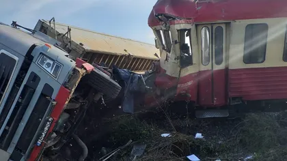 Accident TERIBIL, un tren a spulberat o maşină în Timiş. Trafic întrerupt după ce locomotiva a deraiat