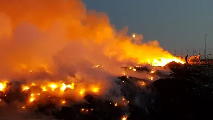 Incendiu la groapa de gunoi din localitatea Victoria, Botoşani. Pompierii încă nu au reuşit să stingă focul