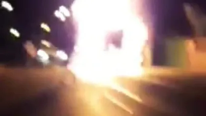 Incendiu violent, un autobuz a fost mistuit de flăcări în timpul mersului VIDEO
