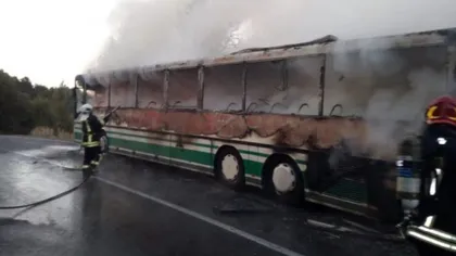 Un autobuz cu pasageri a luat foc în mers. Călătorii, salvaţi în ultimul moment