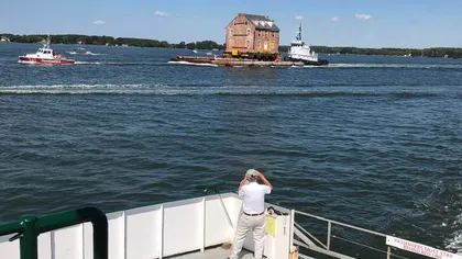 O casă de jumătate de milion de dolari le-a fost livrată noilor proprietari cu vaporul, pe râu. Imagini inedite VIDEO