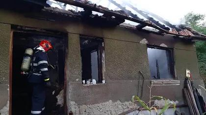 O femeie din Alba a murit, iar un bărbat a ajuns în stare gravă la spital după ce casa le-a luat foc FOTO