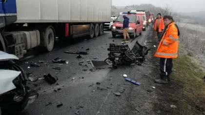 Doi bărbaţi au fost loviţi mortal de un TIR, pe Autostrada A1 Lugoj-Deva, în timp ce reparau o maşină
