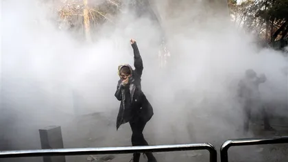 Iranul este hotărât să interzică în continuare accesul femeilor pe stadioane. O iraniancă s-a autoincendiat