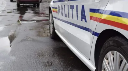 Doi angajaţi ai unei firme de pază din Braşov au oprit un şofer în trafic, l-au scuipat şi i-au lovit maşina. Poliţia face cercetări
