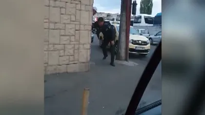 Imagini revoltătoare cu un poliţist local. A fost filmat beat criţă pe străzi VIDEO
