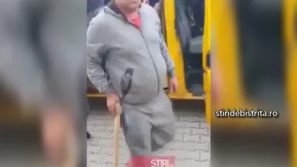 Un bărbat cu un topor în mână, filmat când coboară dintr-un microbuz şcolar. A fost demarată o anchetă