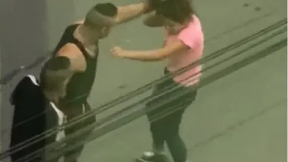 Imagini cu un puternic impact emoţional. O tânără este bătută cu bestialitate în plină stradă, la Sibiu VIDEO