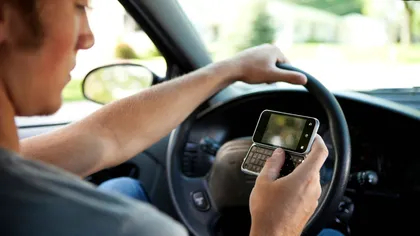 Atenţie, şoferi! Sancţiuni mai dure pentru cei care vorbesc la telefon sau filmează când conduc. Modificări majore aduse Codului Rutier