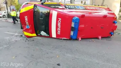 Accident GRAV în Piteşti: O ambulanţă SMURD aflată în misiune s-a răsturnat
