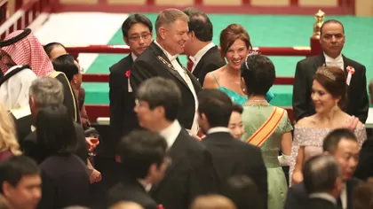 Klaus şi Carmen Iohannis, la banchetul imperial din Japonia. Prima Doamnă a purtat o rochie cu umerii goi FOTO