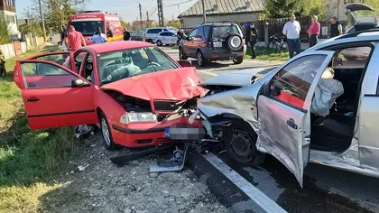 Imagini teribile! Accident cu trei autoturisme în Argeş: cinci persoane, printre care şi doi copii, au fost rănite